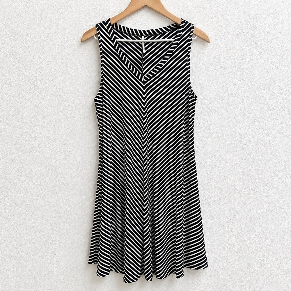 Nine 1 Eight Womens Black White Chevron Stripe Sleeveless V-Neck Mini Dress M